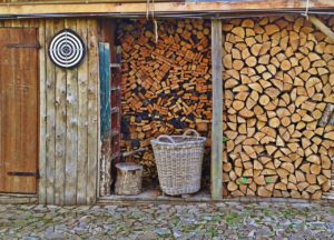 Brennholzstapel an Wand